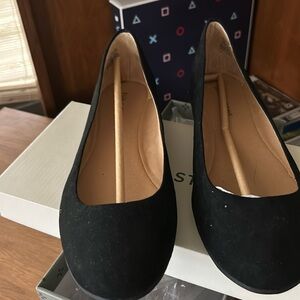 Ladies flats. Size 9.5 new